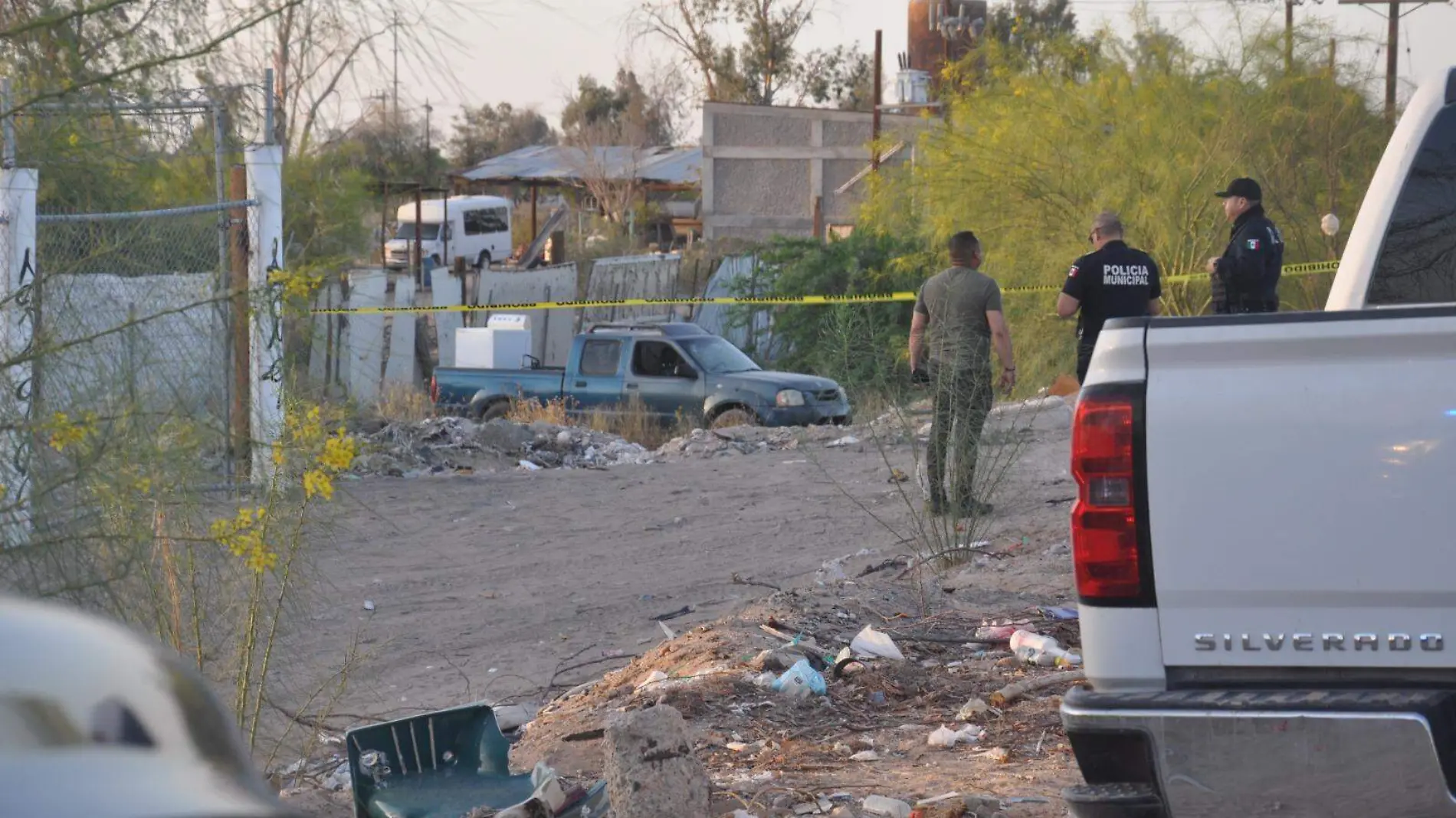 A bordo de un pick up Nissan Frontier 2001 quedó el cuerpo sin vida de un hombre de aproximadamente 45 años